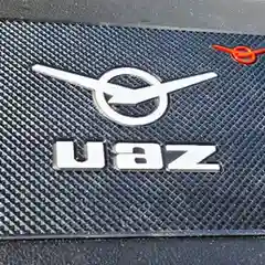 Противоскользящий коврик на торпеду с логотипом автомобиля на выбор