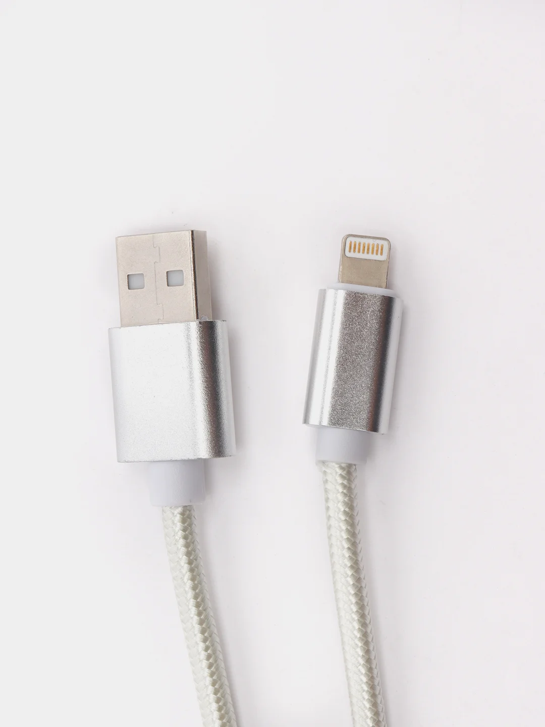 Белый кабель для зарядки устройства Lightning