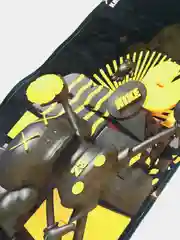 Желтый прямоугольный напольный ковер Kaws the Doll