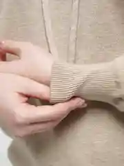 Бежевый свитер С КАПЮШОНОМ