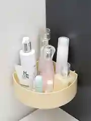 Белый полочка настенная угловая на липучках