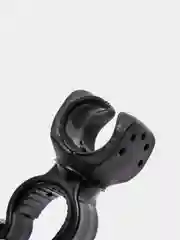 Белый держатель для фонаря на руль велосипеда