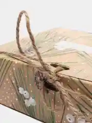 Бежевый новогодняя коробка