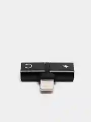 Черный переходник адаптер для наушников Lightning и зарядки Lightning на iPhone