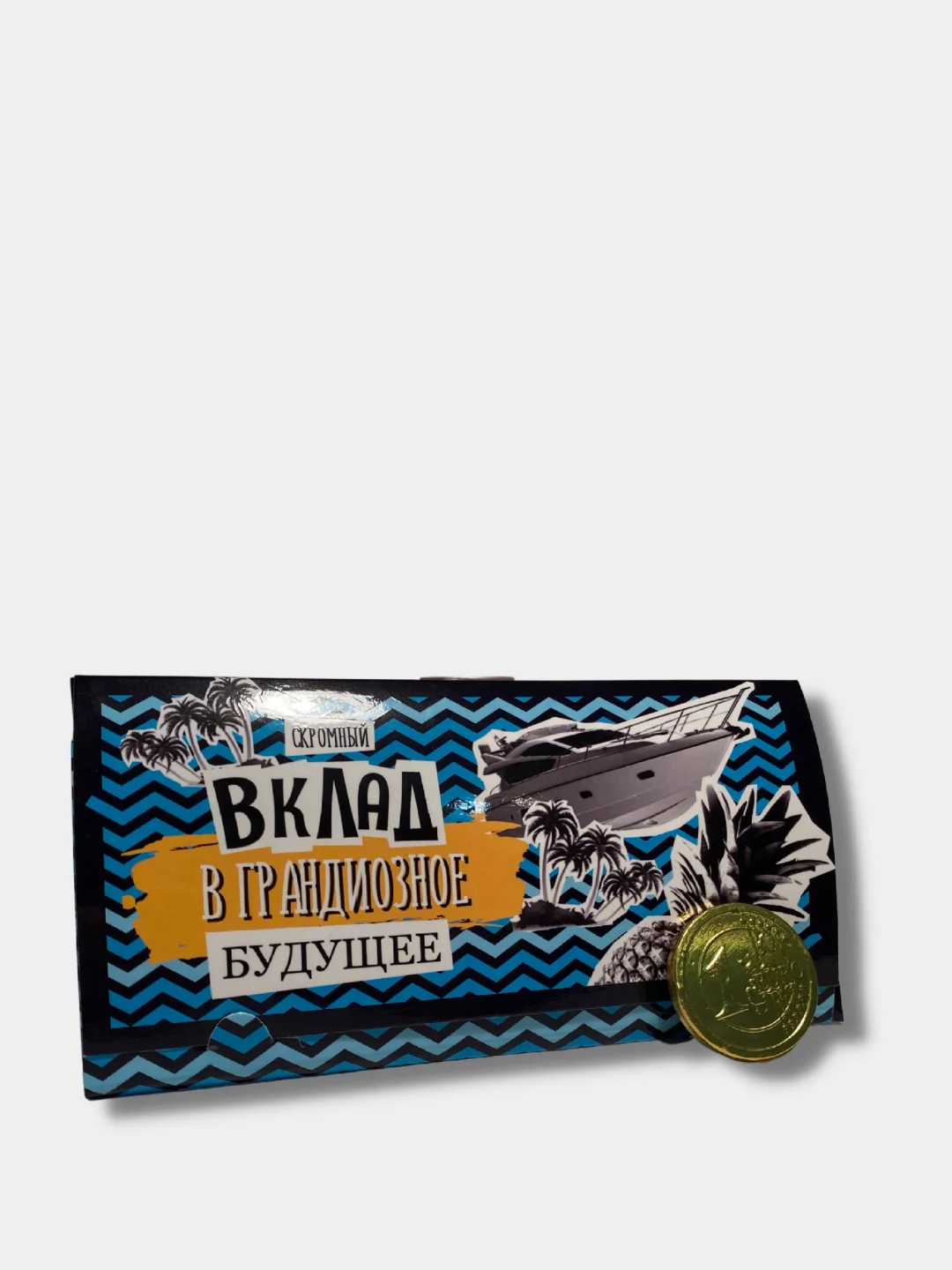 Багровый конверт для денег с шоколадной монетой