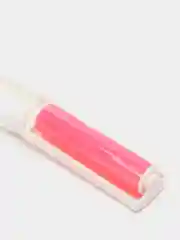 Розовый ролик для чистки одежды