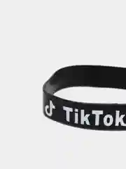 Черный браслет Tik tok силиконовые разные цвета (Tiktok Тикток браслеты )