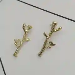 Золотой серьги гвоздики Ветка