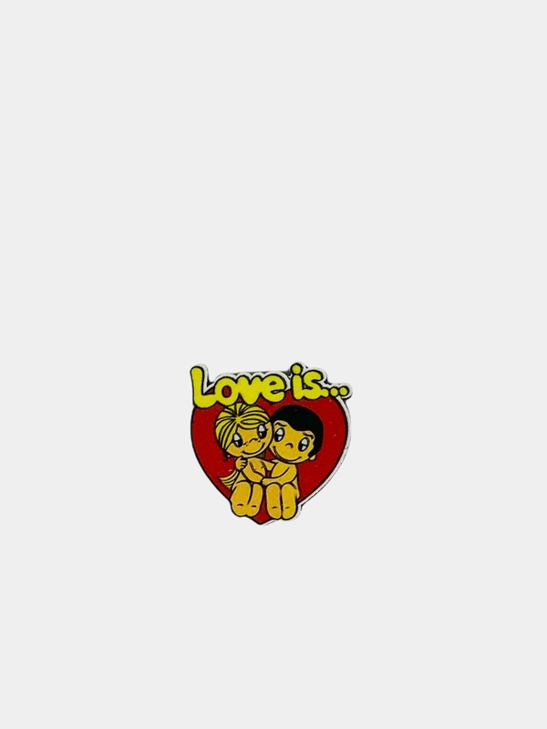 Значок на одежду "Love is", на булавке, деревянный