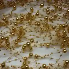 Золотой бусины на нитке