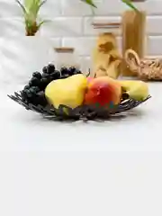 Черный блюдо для фруктов "Пион", чёрного и белого цвета