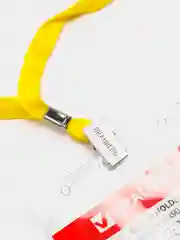 Желтый бейдж с лентой