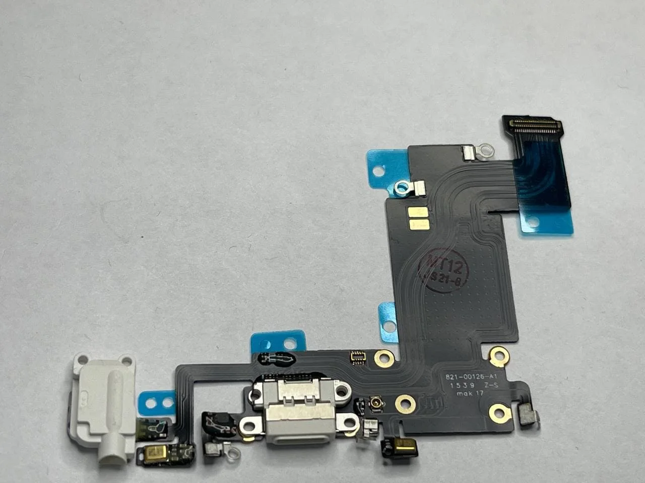 Белый шлейф зарядки iPhone 6S Plus