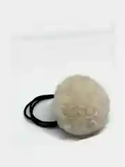 Кремовый резинка с меховым шариком