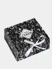 Черный коробка подарочная новогодняя с ленточкой. 20*18*5 см