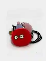 Красный резинки с меховым шариком
