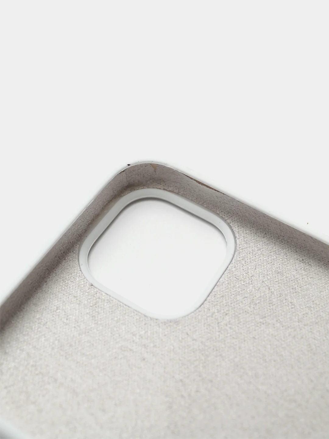 Белый чехол Silicone Case для iPhone 13 с закрытым низом
