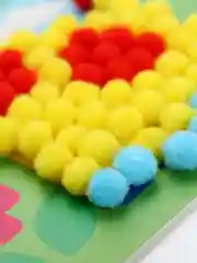 Алый аппликация с помпонами