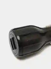 Черный автомобильное зарядное устройсво