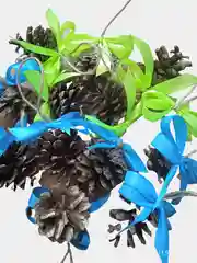 Голубой игрушки на елку, окрашенные шишки