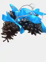 Голубой игрушки на елку, окрашенные шишки
