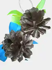 Голубой игрушки на елку, окрашенные шишки