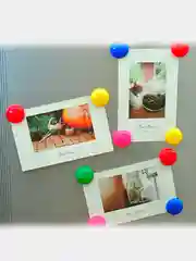Белый магнитик на холодильник для заметок и фотографий