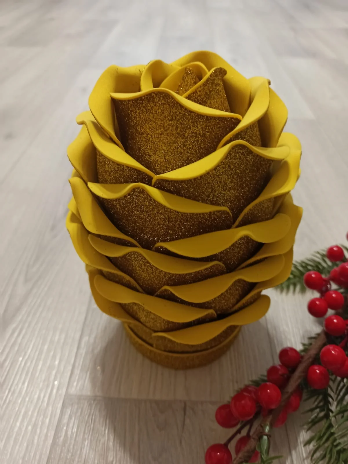 Желтый новогодняя игрушка шишка коробка для конфет для интерьера