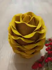 Желтый новогодняя игрушка шишка коробка для конфет для интерьера