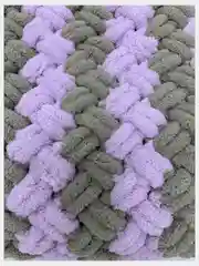 Сиреневый плед детский ручной вязки из ALIZE PUFFI плетенка двухцветная