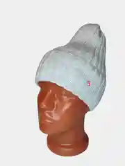 Белый шапка женская вязаная утепленная на флисе зимняя