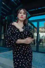 Платье приталенное в розовый горох