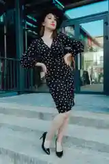 Платье приталенное в розовый горох