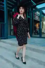 Платье приталенное в розовый горох