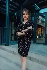 Платье приталенное в розовый горох