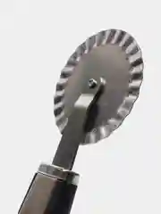 Черный нож для пиццы и теста