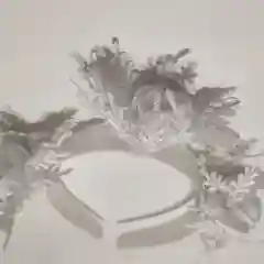 Ободок со шляпой и цветами  и перьями