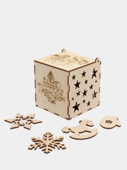 Елочные игрушки из дерева в шкатулке