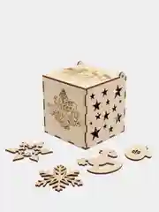 Елочные игрушки из дерева в шкатулке