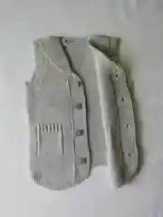 Розовый жилет вязаный