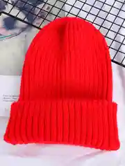 Алый шапка женская, 13 цветов