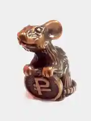 Кошельковый сувенир Мышка с монетой, цвет бронза