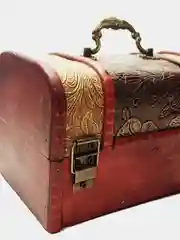 Золотой деревянный сундук на застежке для хранения украшений