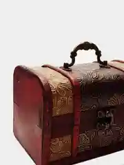 Золотой деревянный сундук на застежке для хранения украшений