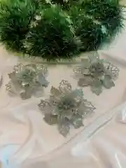 Серебряный цветы для декора Пуансеттия 3 шт. d-8 см, блестящие цветы на прищепке