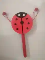 Красный игрушечный деревянный барабан