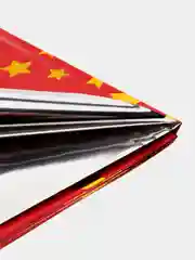 Красный скатерть одноразовая праздничная со звездами, 1,37*1,83 м
