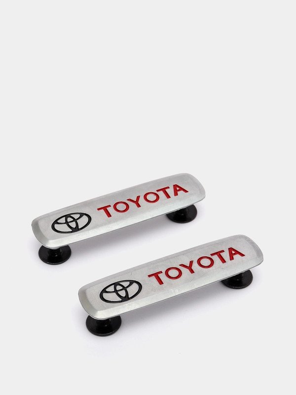 Комплект шильдиков металлических с эмблемой авто "TOYOTA" и 4 винтовыми креплениями (Пара)