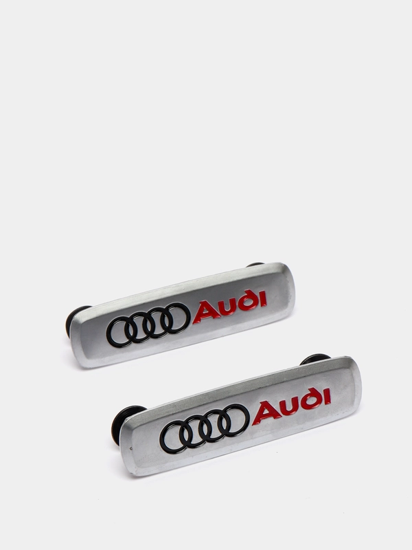 Комплект шильдиков металлических с эмблемой авто "AUDI" и 4 винтовыми креплениями (Пара)