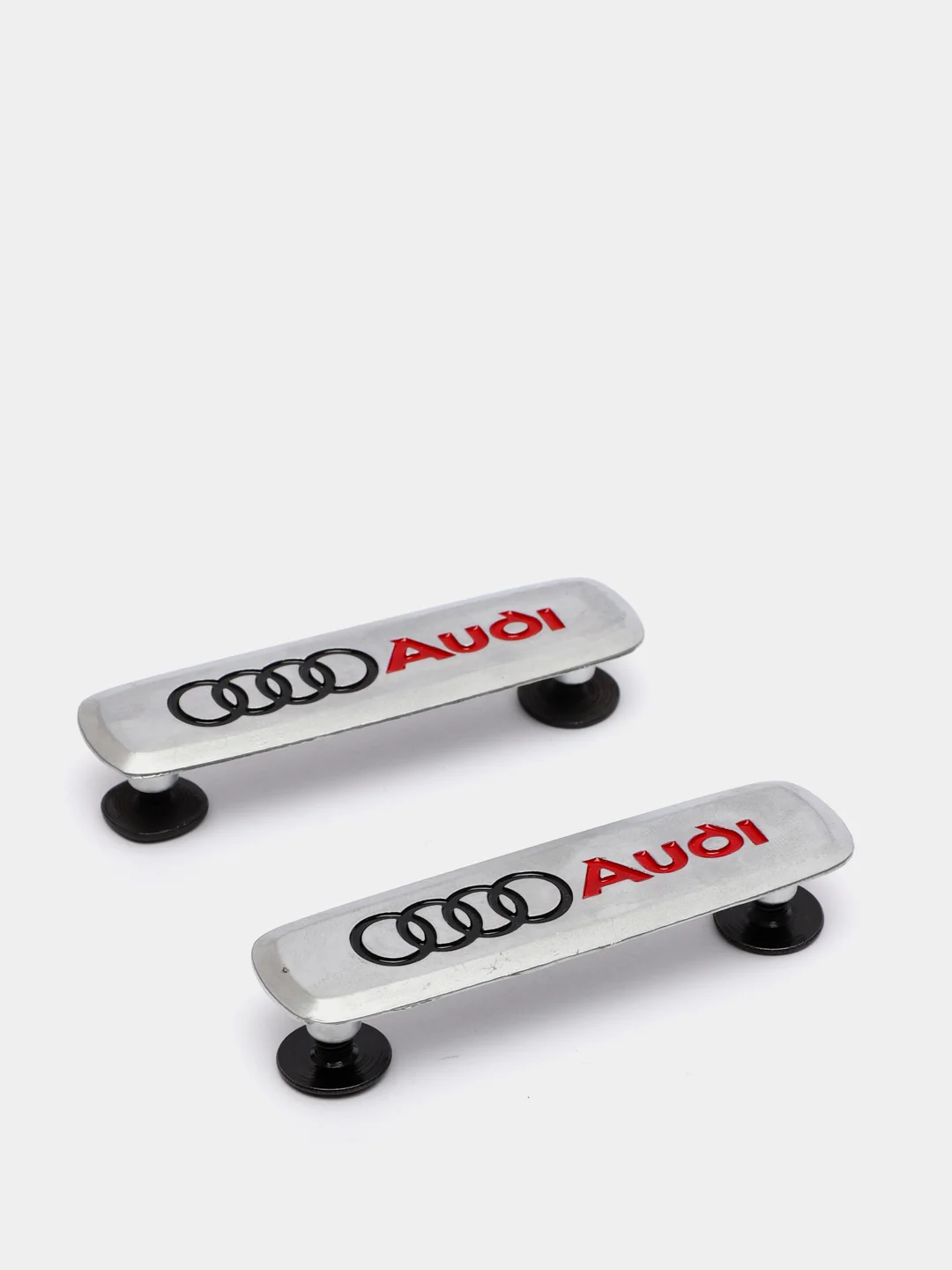 Комплект шильдиков металлических с эмблемой авто "AUDI" и 4 винтовыми креплениями (Пара)